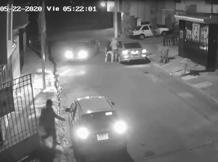 VIDEO Observa robo a vecino y se esconde para no correr la misma suerte
