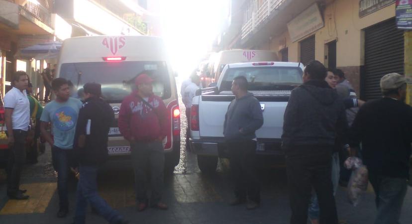 Bloqueo en Huauchinango por permisos a transportistas 