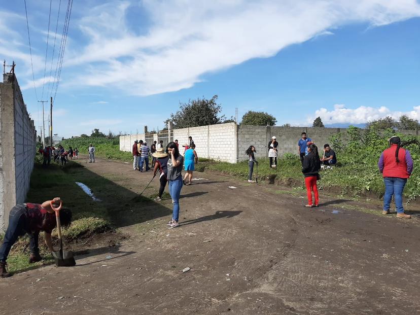 Reparan habitantes caminos en Huejotzingo
