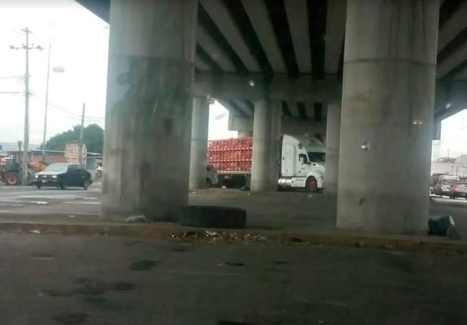 Roban camión cargado con huevo frente a la Central en Huixcolotla