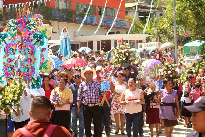 Coronan en Huitzilan a la Virgen de la Asunción