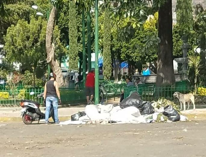 Vecinos se quejan por basura de tianguistas en Atlixco
