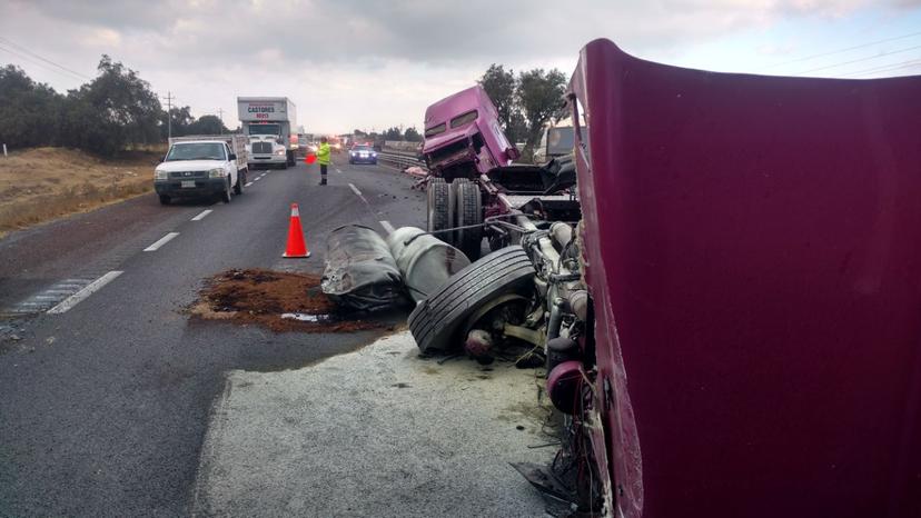 Muere trailero tras choque y volcadura en la carretera Puebla-Orizaba