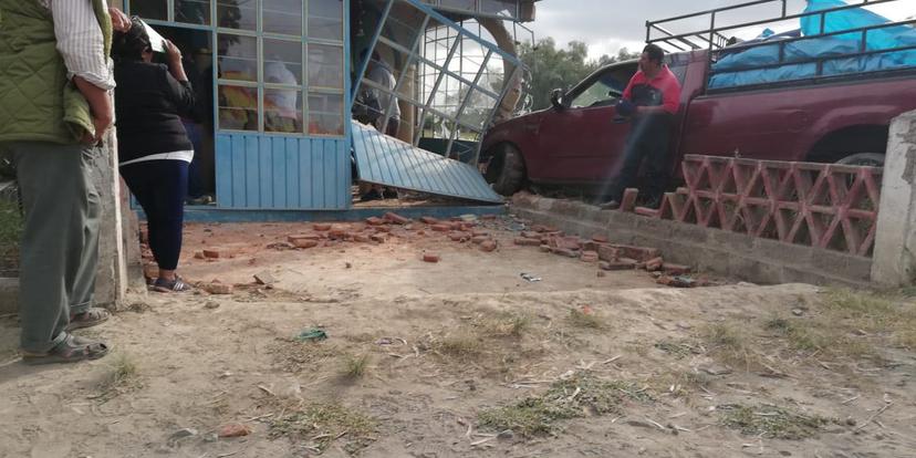 Camioneta se queda sin frenos y destruye capilla en Tecamachalco 