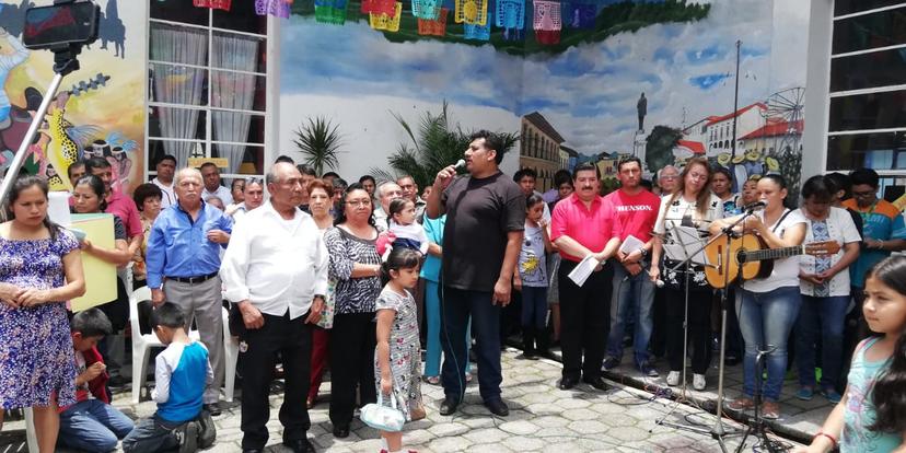 Fieles toman Casa de Cultura de Huauchinango para la Iglesia