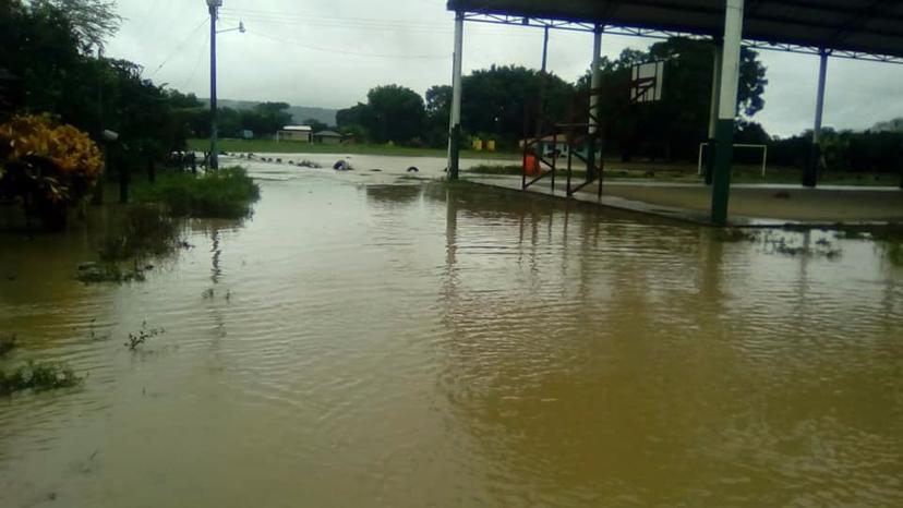 Río se desborda e inunda comunidad de Francisco Z. Mena