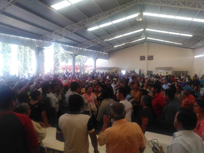 Grupo armado revienta asamblea de Morena en Ajalpan