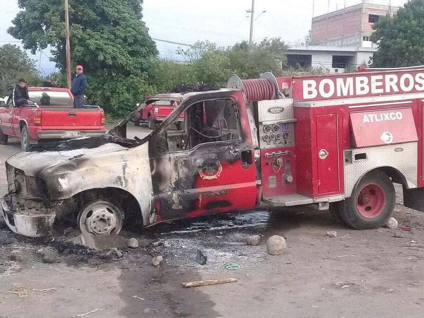 Queman camión de bomberos en fallido desalojo de tianguistas