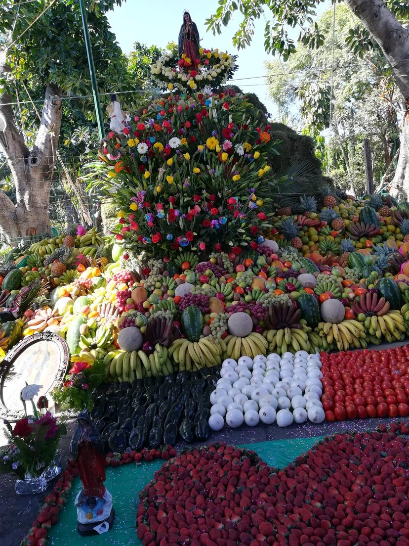 Crean altar con 5 toneladas de fruta para la Guadalupana, en Atlixco