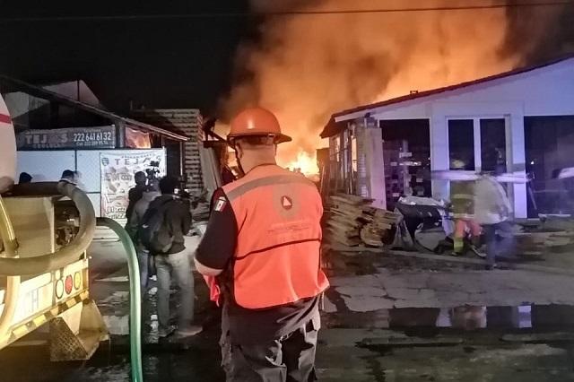 Incendio en maderería alerta a vecinos en Cholula