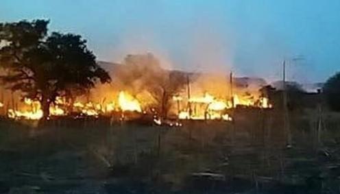 Sin autoridades, pobladores controlan incendio en Izúcar