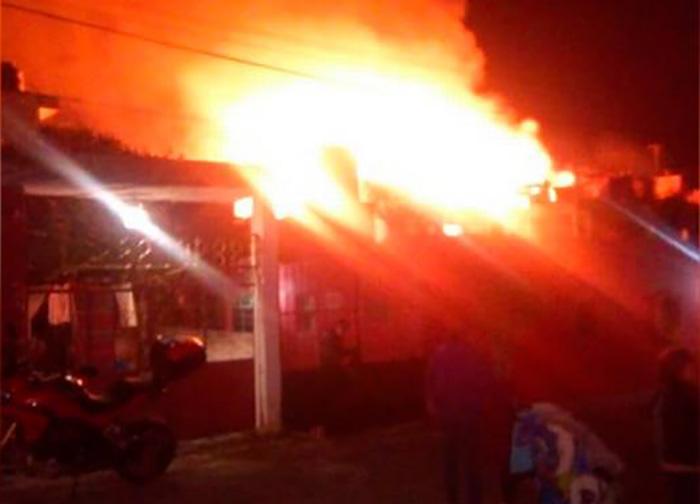 Fuego consume fábrica de muebles en San Pedo Cholula