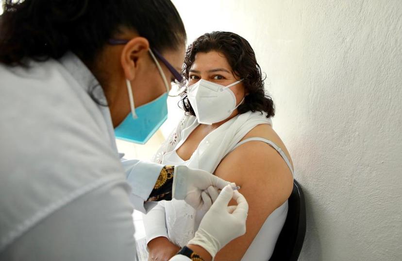 Vacunan contra covid a ediles de zona conurbada de Puebla