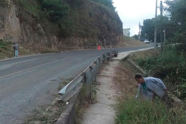 Limpian cunetas en carreteras de Zacapoaxtla por inicio de lluvias