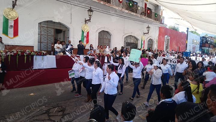En desfile del 16 de septiembre exigen paz para Tecamachalco por aumento de violencia