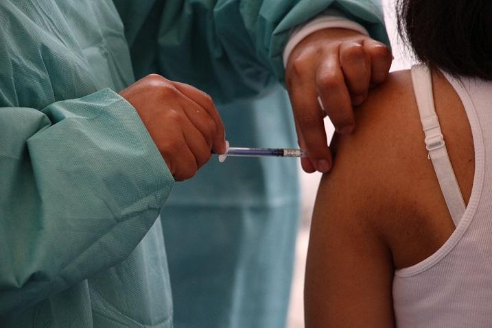 Ordenan jueces vacunar contra Covid a 101 menores en Puebla  