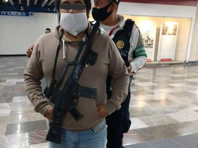 Por Día de muertos llega al Metro de la CDMX con ametralladora