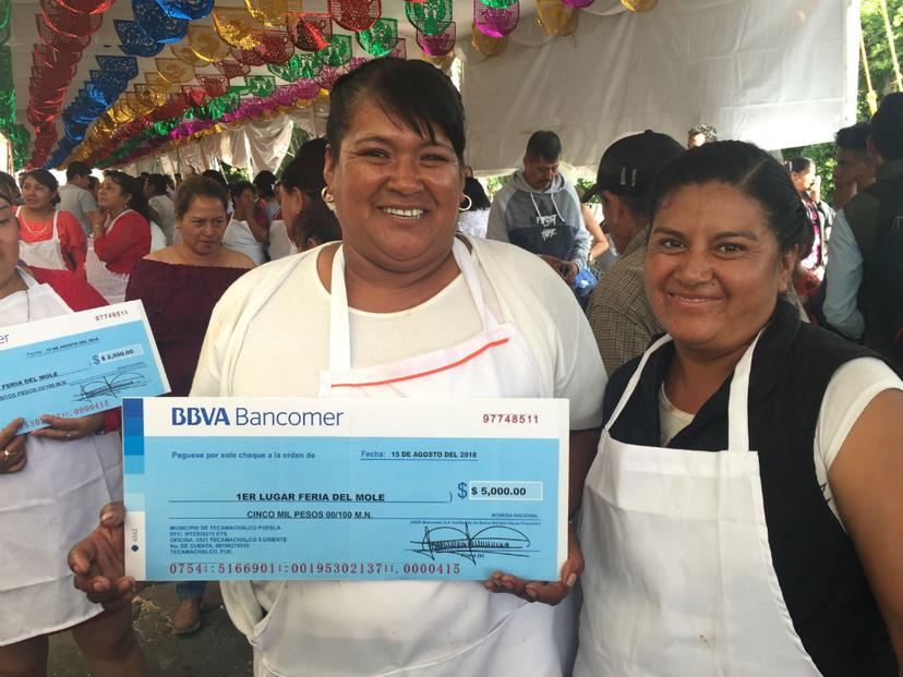 Carmela Sánchez gana concurso de mole poblano en Tecamachalco 