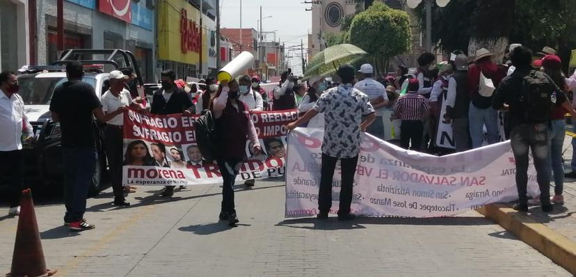 Integrantes de Morena se manifiestan contra la imposición de Toledo en Texmelucan