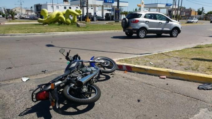 Conductor se impacta contra motociclistas en Izúcar