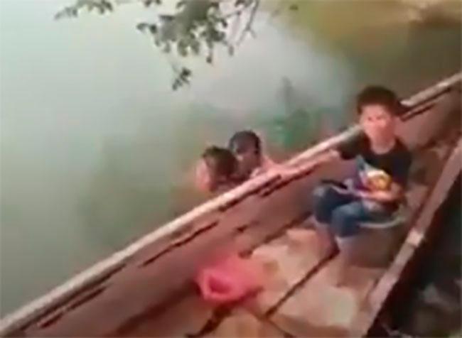 VIDEO Hallan hombre bañándose con una menor de edad desnuda en un río