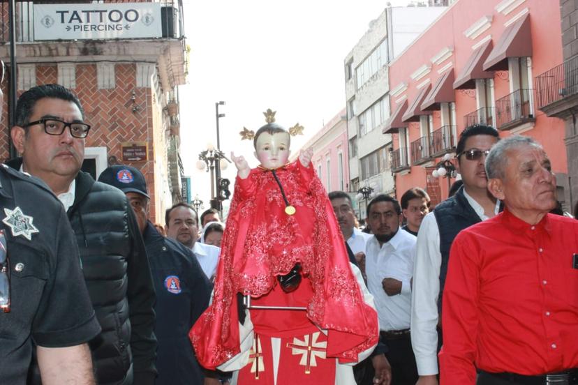 VIDEO Niño doctor de Tepeaca llega a Puebla para la Procesión