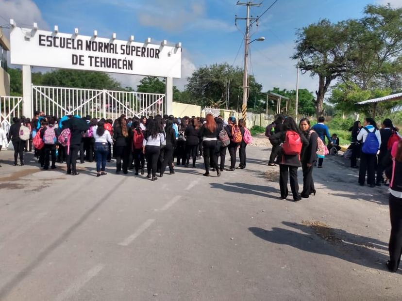 Estudiantes de la Normal en Tehuacán se quejan por alza en cuotas