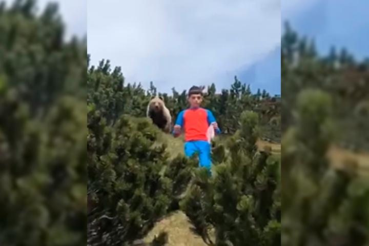 VIDEO Así escapó un niño que era perseguido por un oso