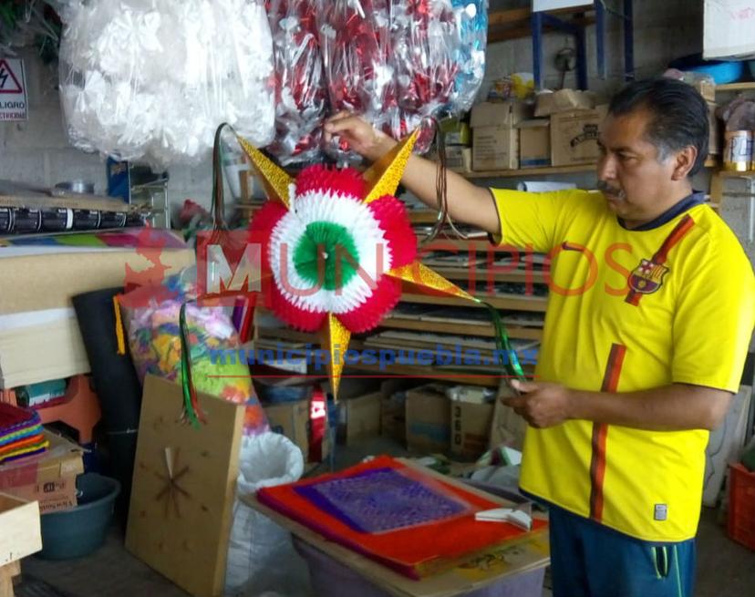Exportan artesanos de Huixcolotla 400 mil figuras de papel picado