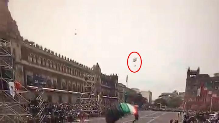 VIDEO Durante desfile militar paracaidista resulta lesionado