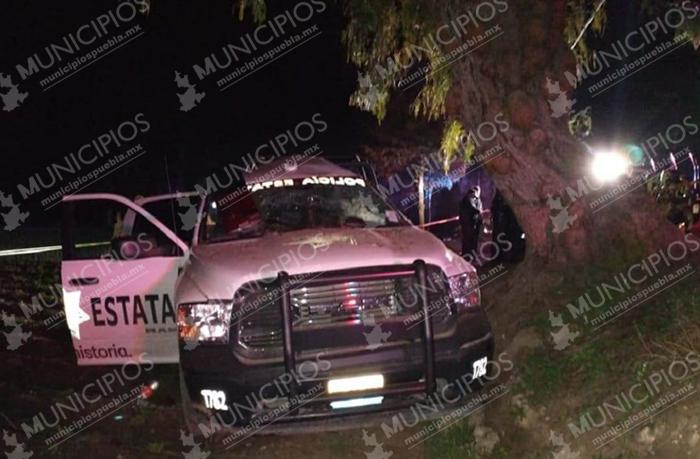 Muere policía estatal al estrellar su patrulla contra un árbol en Acatzingo 