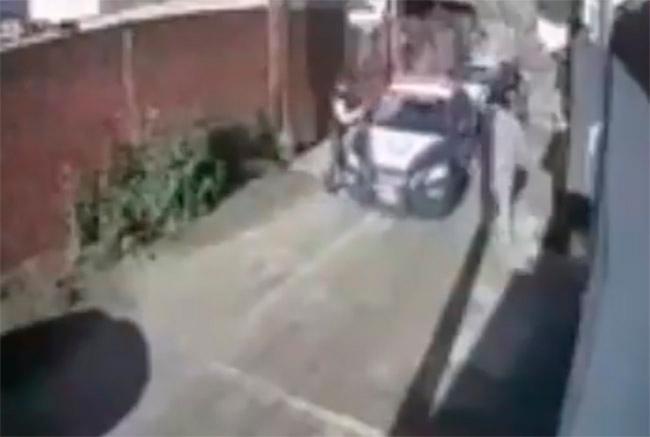 VIDEO Sujetos golpean patrulla e intimidan a policías en Momoxpan