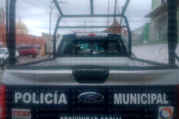 Huachicoleros enfrentan a policías y apedrean patrulla 