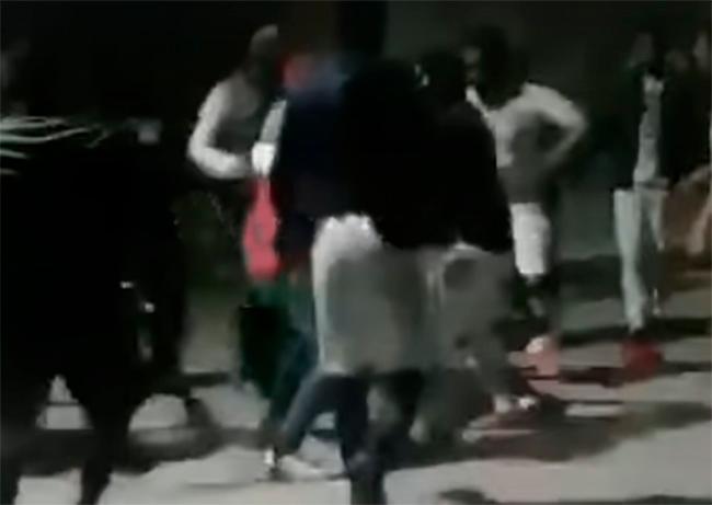 VIDEO Tras partido se dan con todo jugadores en calles de Libres