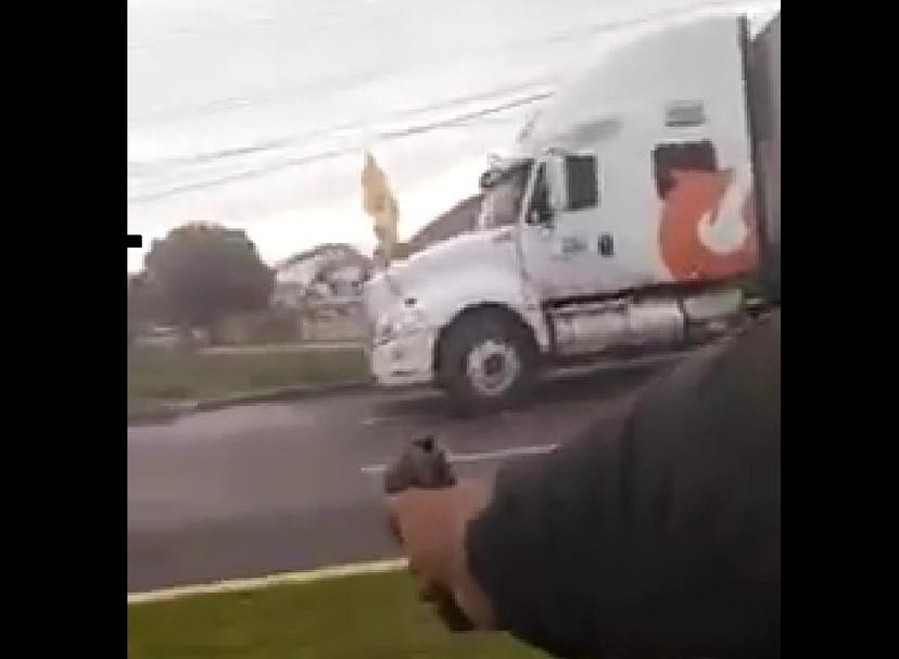 VIDEO Como en película, policías disparan para recuperar camión