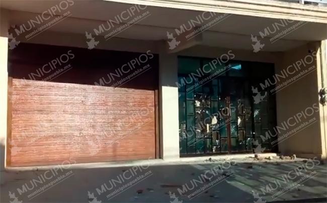 VIDEO Apedrean casa de alcaldesa de Epatlán; la población pide su destitución  