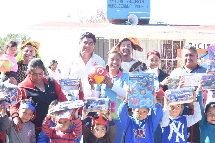 Edil de Huaquechula regala pistolas de juguete a niños