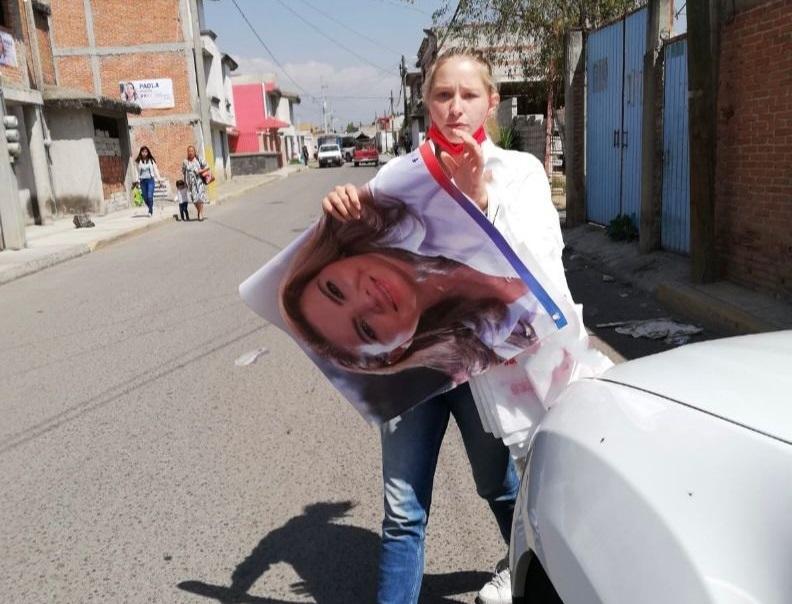 Denuncia Paola Angon retiro de su propaganda en San Pedro Cholula