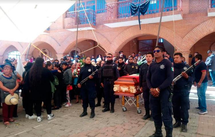 A días de ingresar, entierran a municipal en Yehualtepec