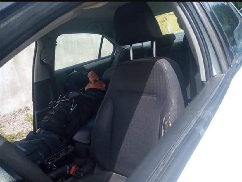 Exhiben a policía de Tochtepec durmiendo en horario laboral