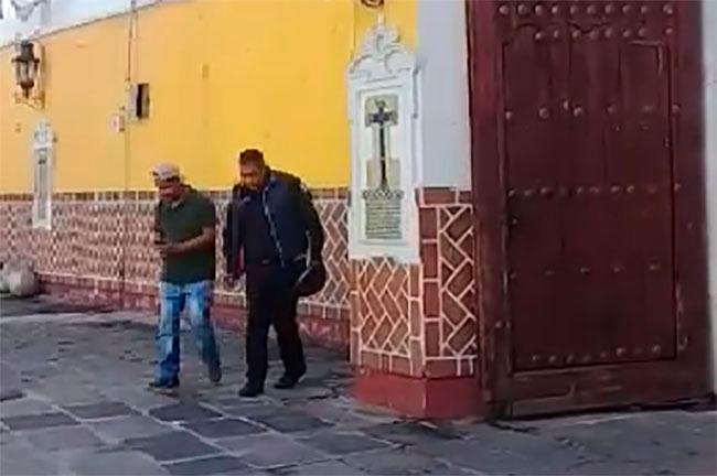 VIDEO Tránsito de Texmelucan extorsiona en atrio de la iglesia