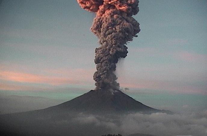 VIDEO Popocatépetl lanza fumarola de 5 kilómetros de altura 