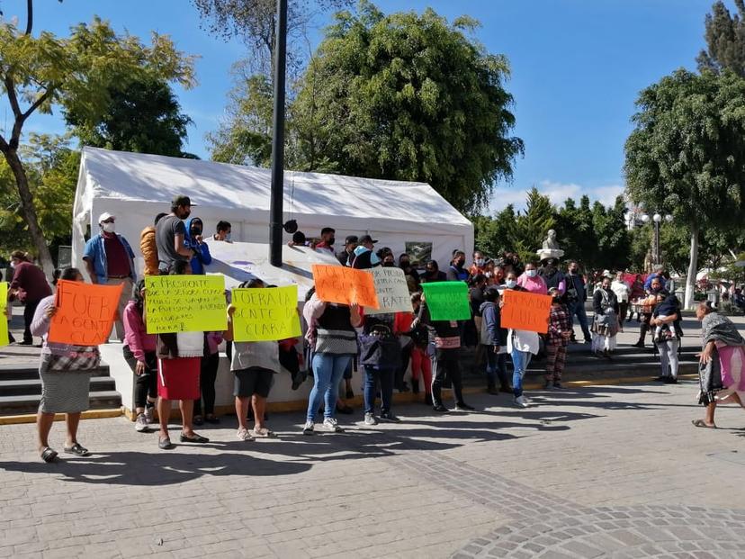 Cierran vialidades para protestar por espacios de venta en centro de Tehuacán