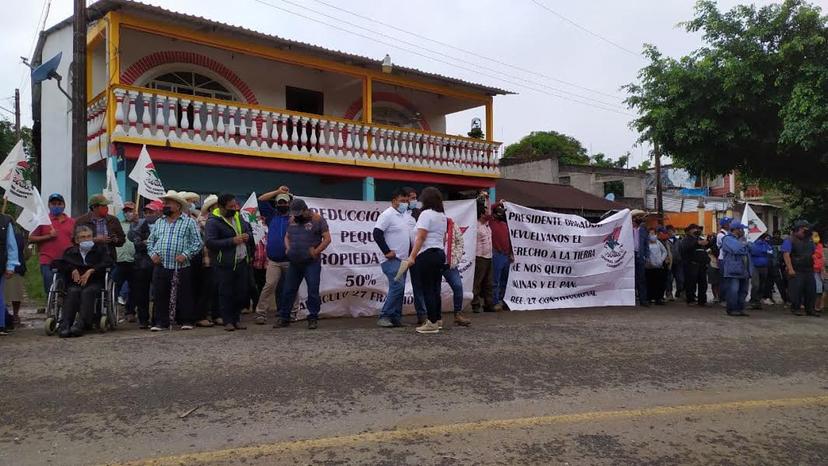 Serranos le demandan a AMLO su derecho a la tierra en Tlaxcalantongo