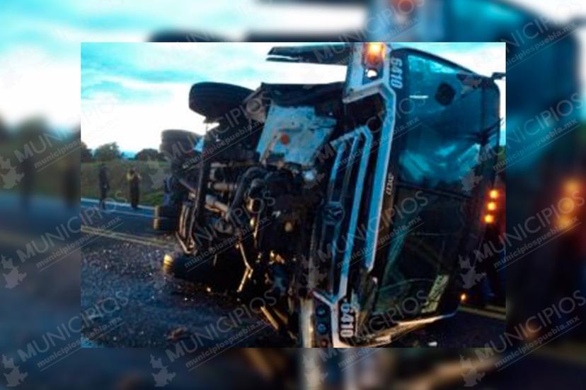VIDEO Vuelca camión con personal de Seglo; hay 3 lesionados