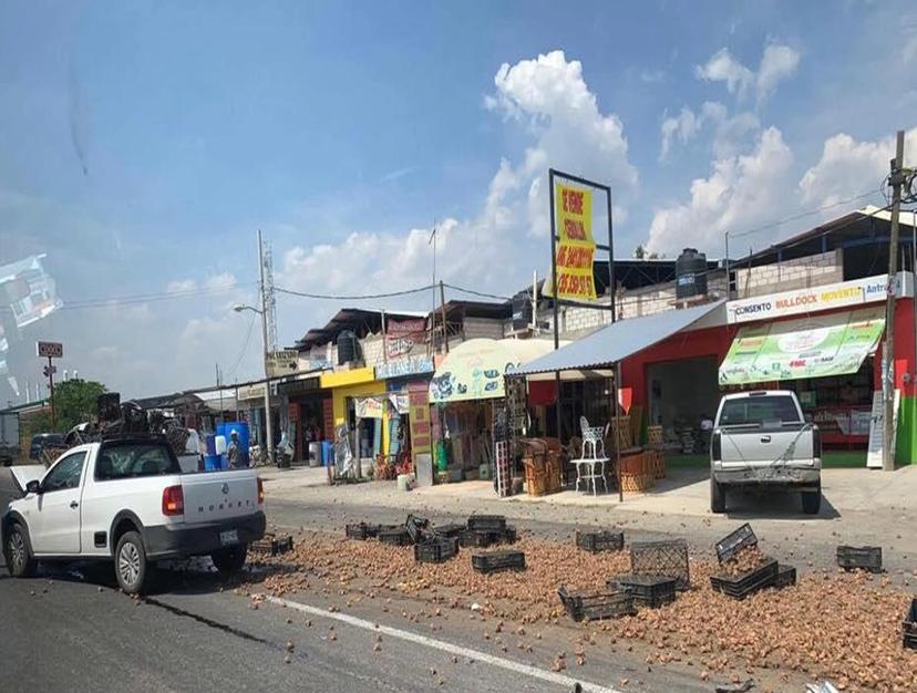 Coreano choca camioneta y deja esparcidas semillas en la Izúcar-Atlixco