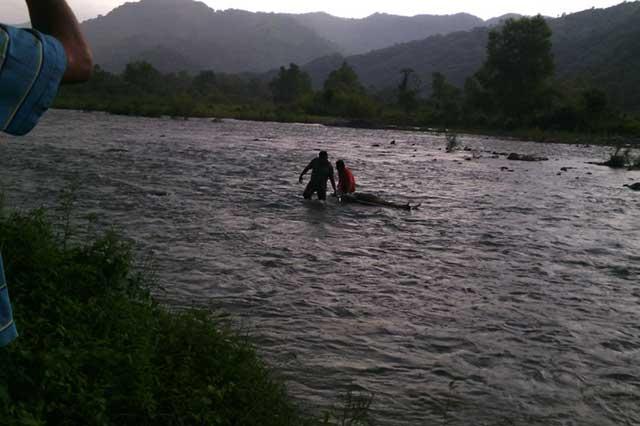 Pobladores de Jalpan sacan cadáver el río San Marcos