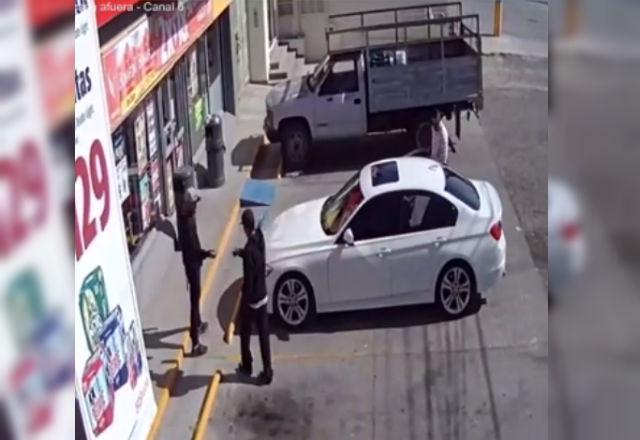 VIDEO: Graban a banda cuando roba auto a un hombre 