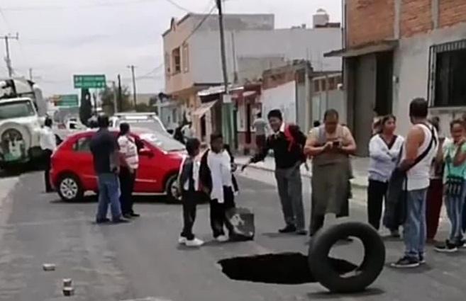 Socavon provoca cierre de carretera en Huejotzingo