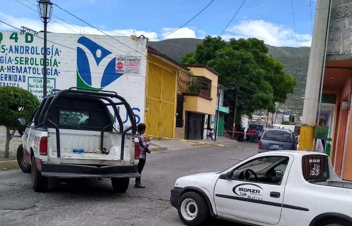 A balazos, asesinan a dos personas en hojalatería de Tecamachalco